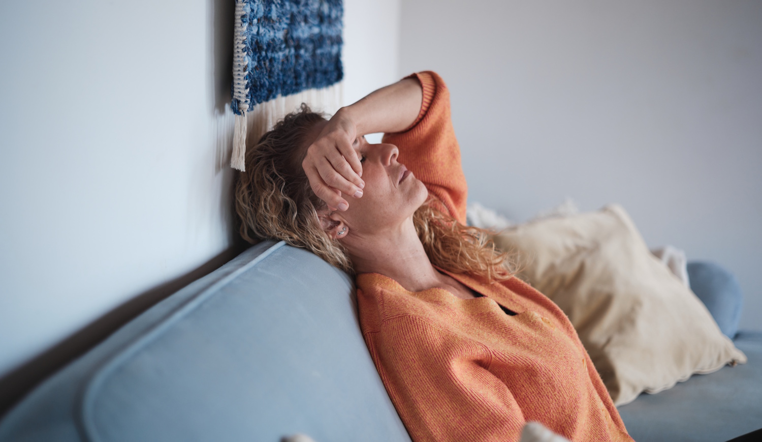 Egy nő fekszik a kanapén