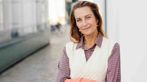 Középkorú nő divatos ruhában