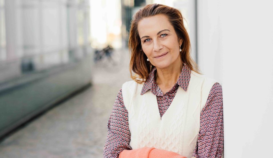 Középkorú nő divatos ruhában