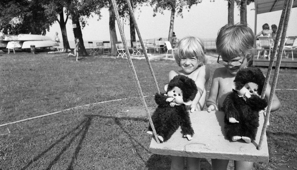 1983. gyerekek Moncsicsivel játszanak a vízparton