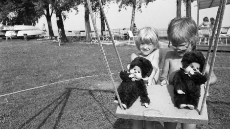 1983. gyerekek Moncsicsivel játszanak a vízparton