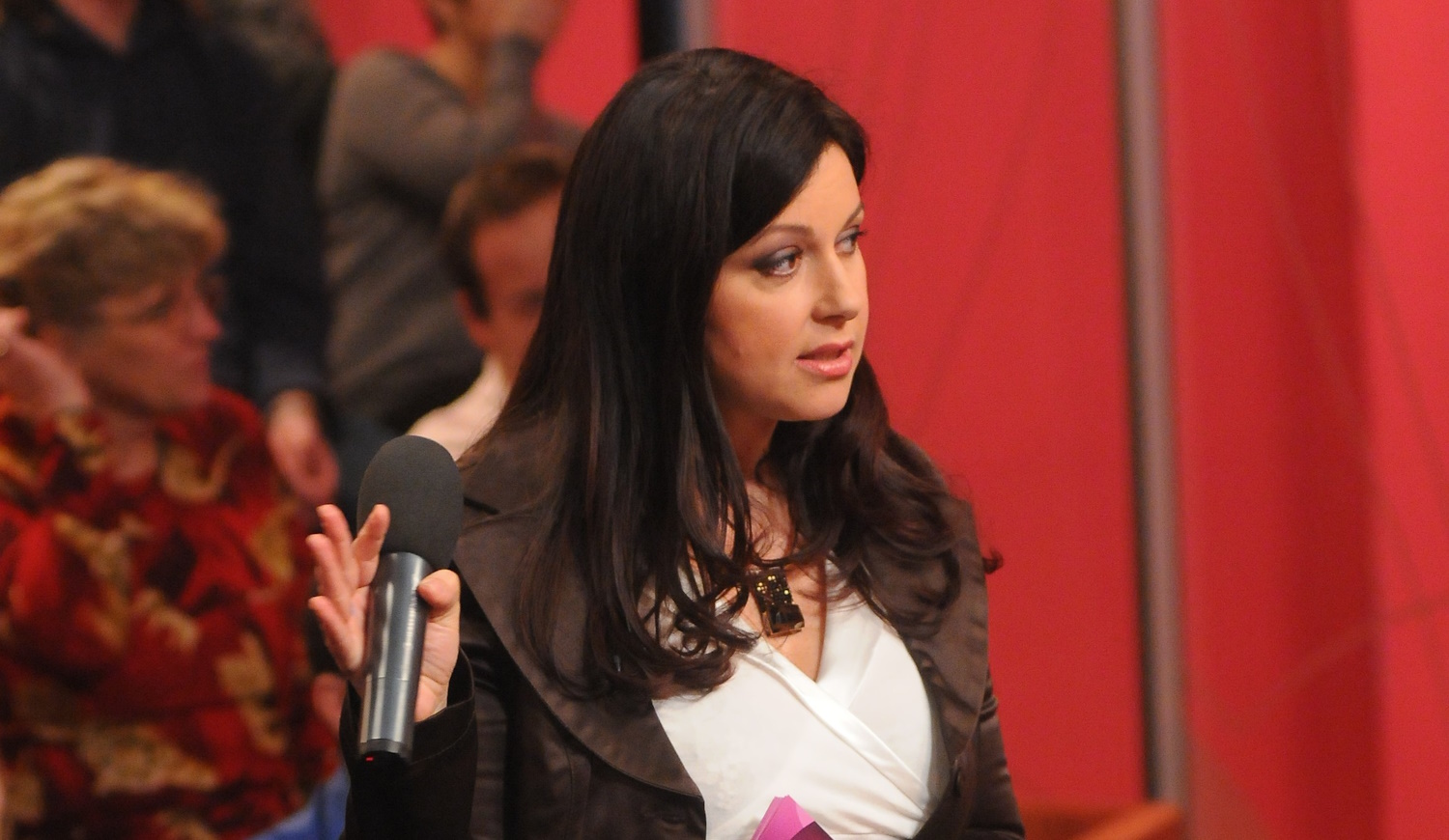 erdélyi mónika a mónika show házigazdájaként