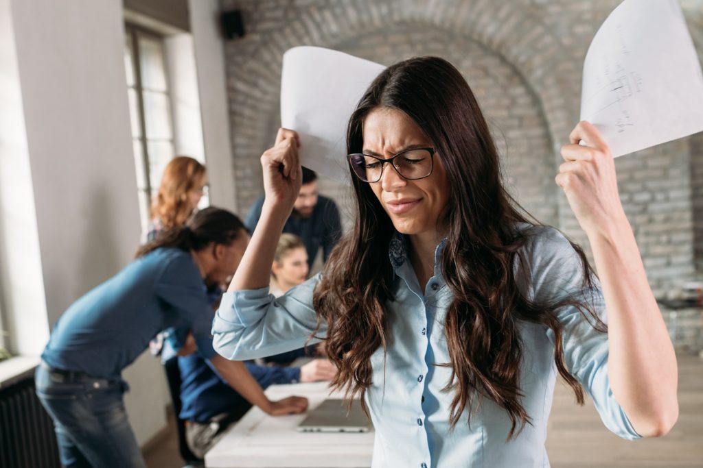 mérges nő irodában tárgyalás közben kiakad