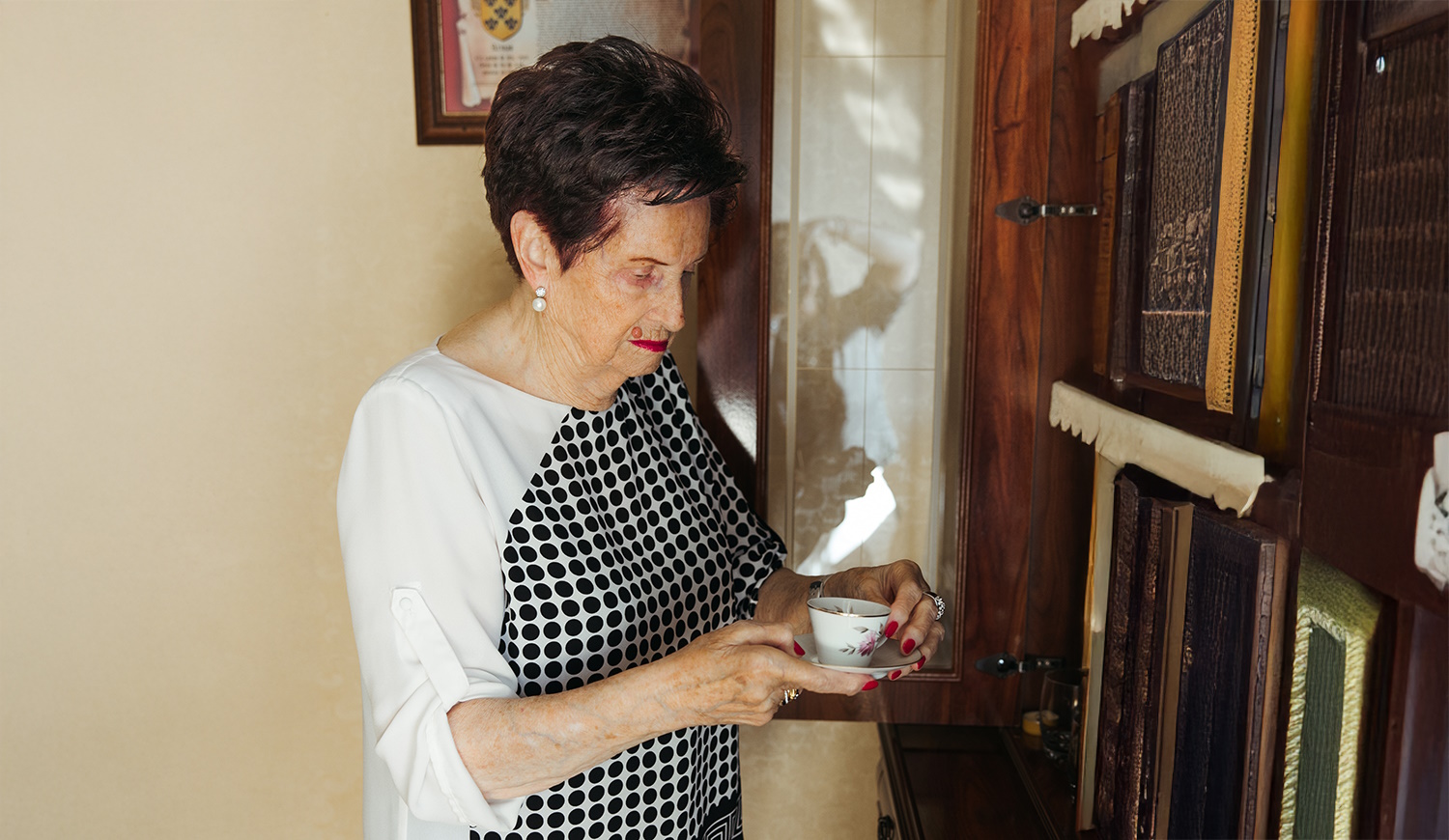 nagymama a vitrinnél porcelánokat nézeget