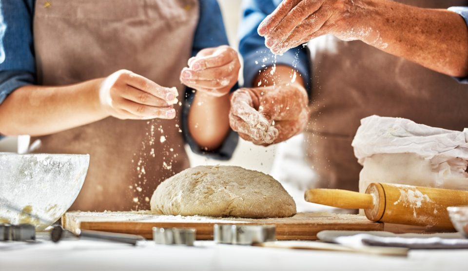 kelt tésztár gyúr egy házaspár a szép konyhájában