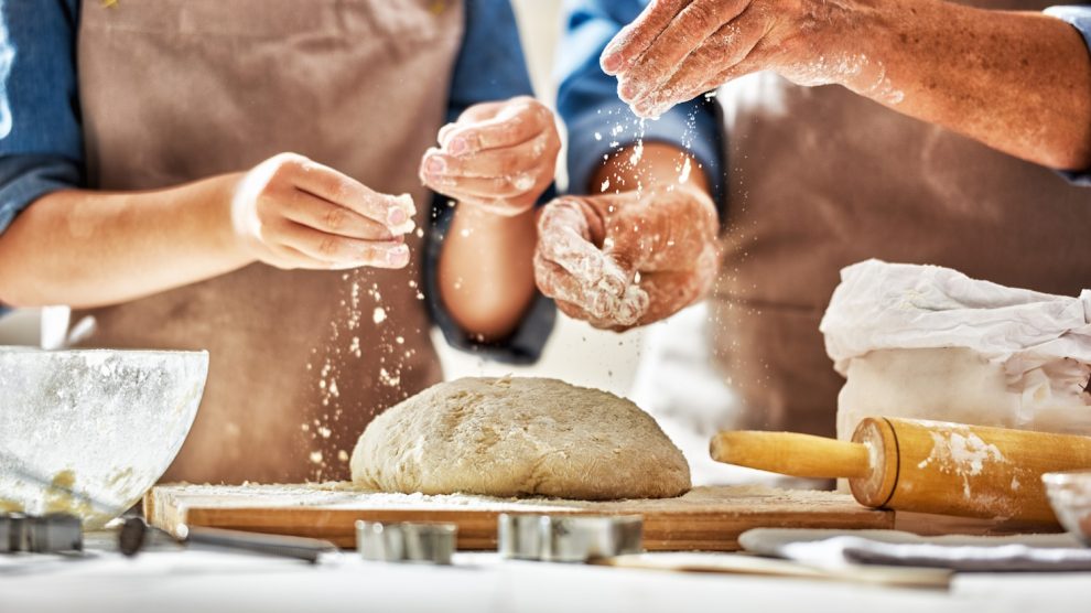 kelt tésztár gyúr egy házaspár a szép konyhájában