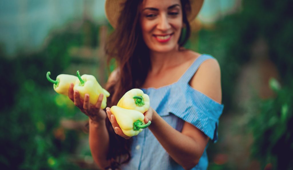 nő a veteményesben mutatja a szép nagy paprikáit