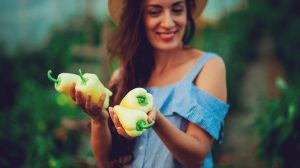 nő a veteményesben mutatja a szép nagy paprikáit