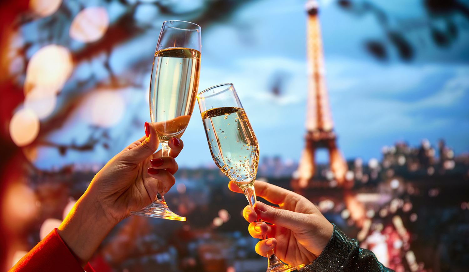 Párizsban az eiffel torony előtt pezsgőspoharak