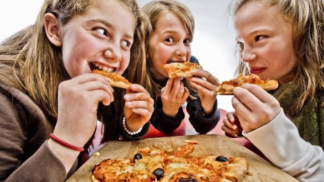 Pizzát esznek a lányok