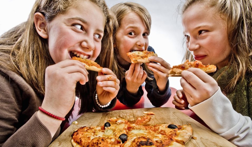 Pizzát esznek a lányok