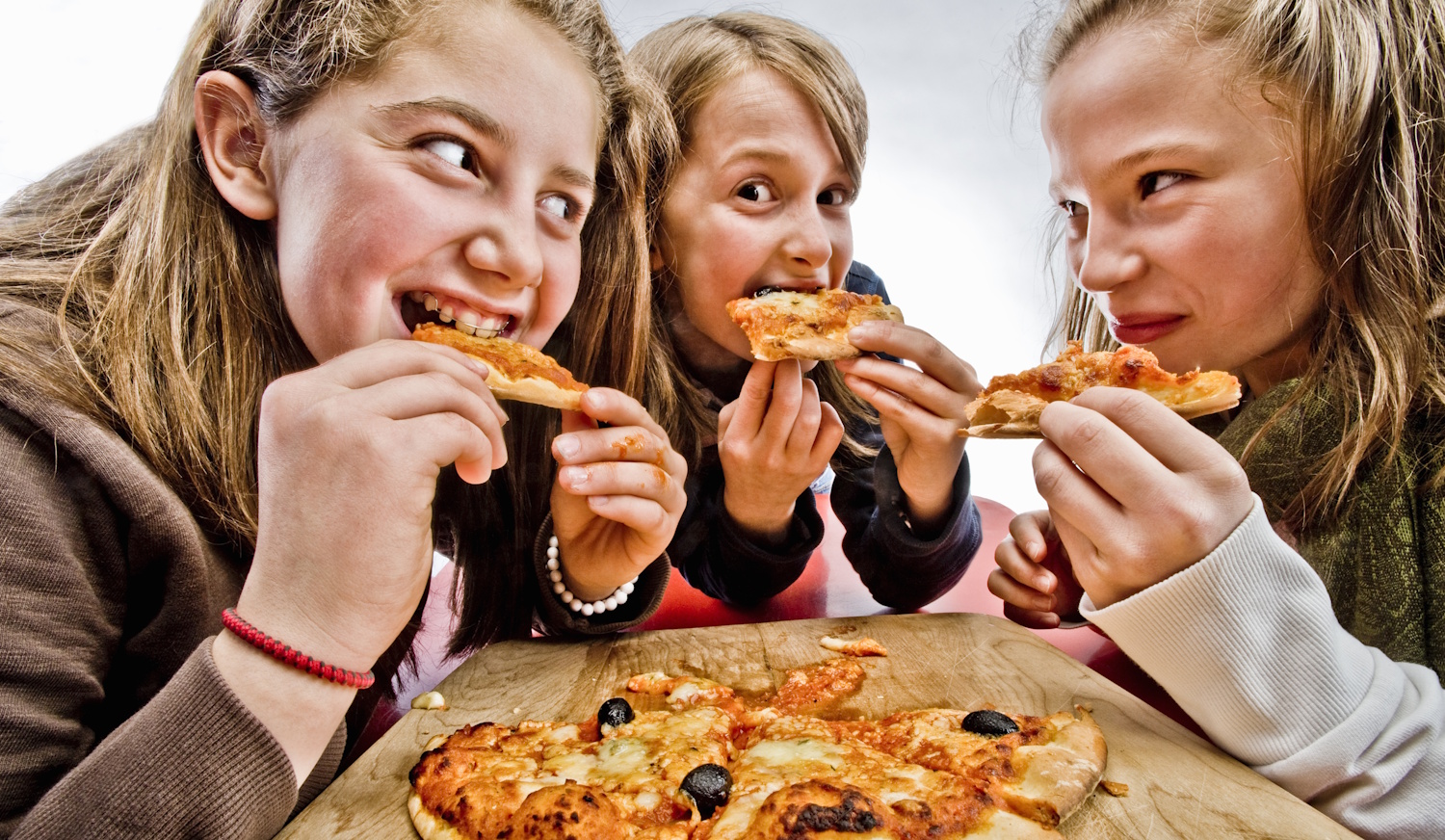 Pizzát esznek a lányok