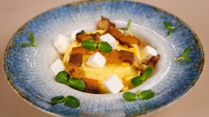 puliszka vagy polenta juhtúróval szép rányéron tálalva