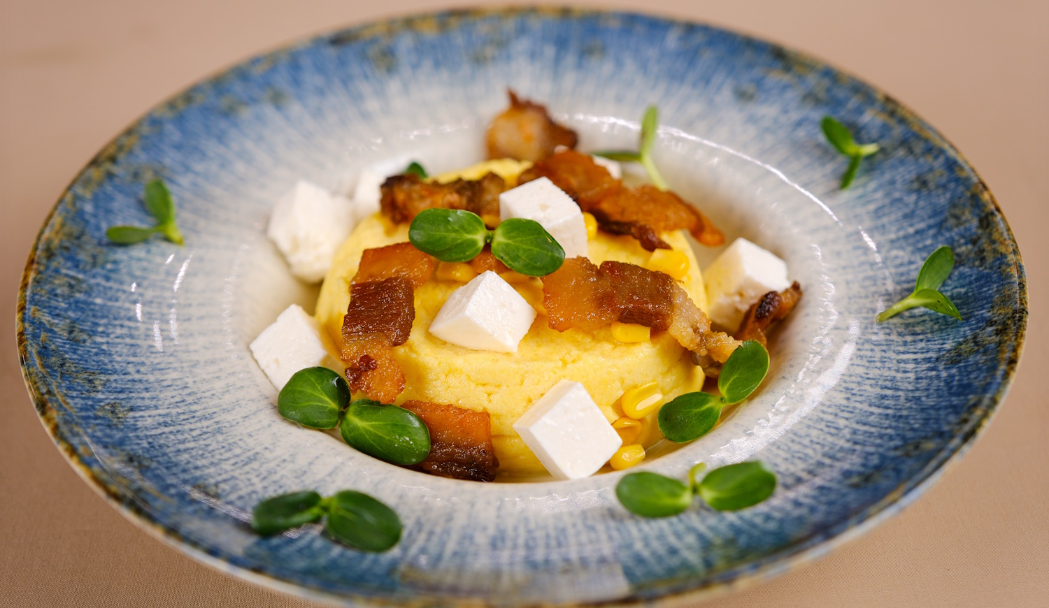 puliszka vagy polenta juhtúróval szép rányéron tálalva