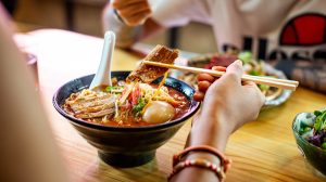 ramen levest falatozik egy nő