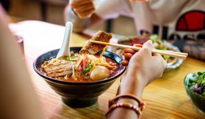 ramen levest falatozik egy nő
