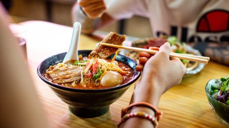 ramen levest falatozik egy nő