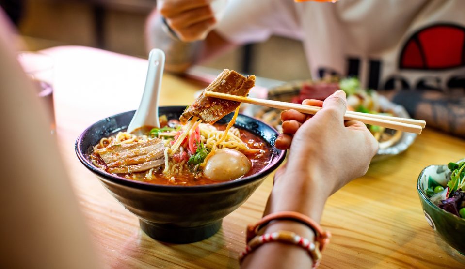 ramen levest falatozik egy nő
