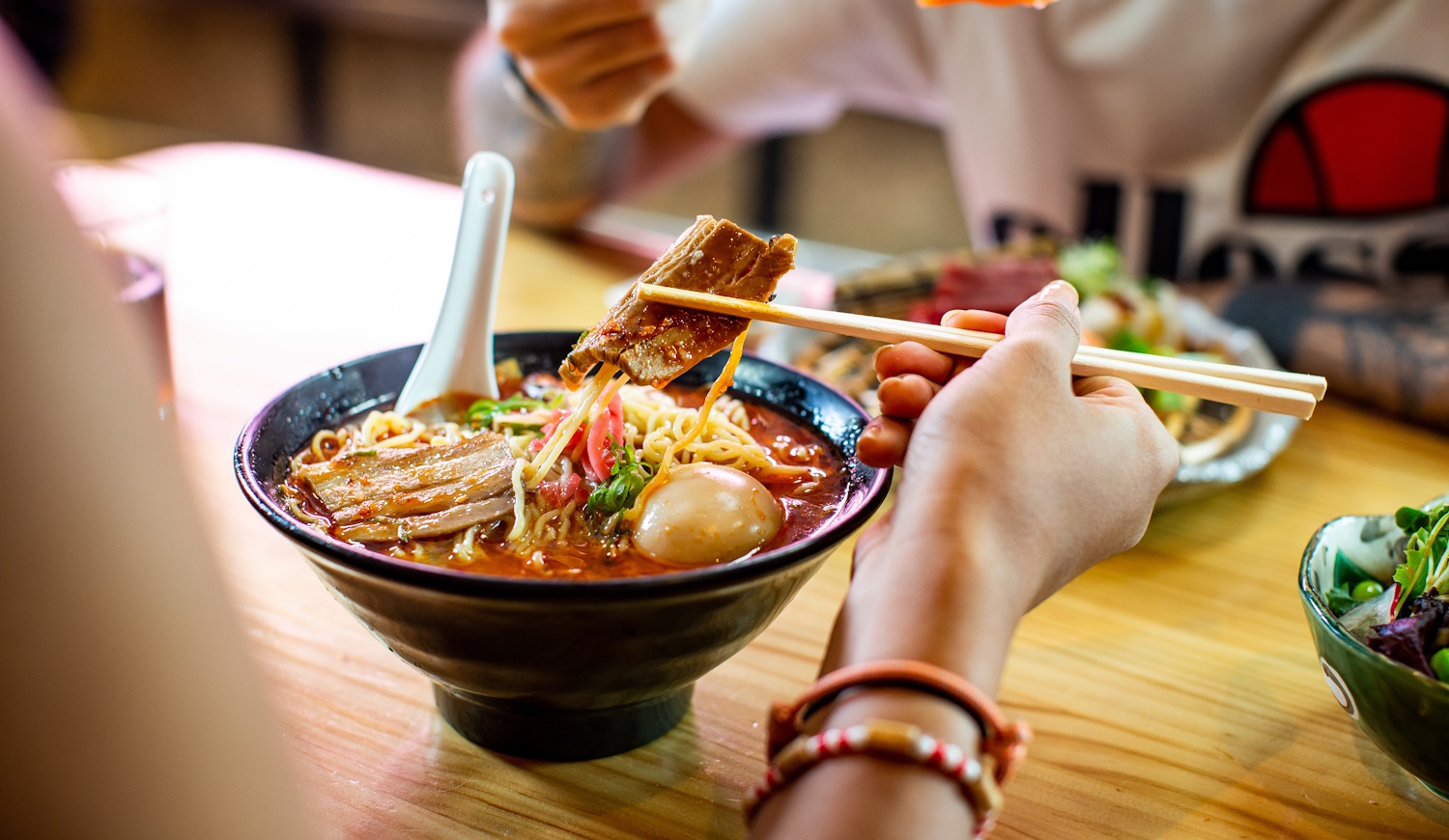 ramen levest falatozik egy nő