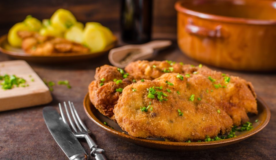 csodálatoos karaj rántott hús szépen tálalva vintage