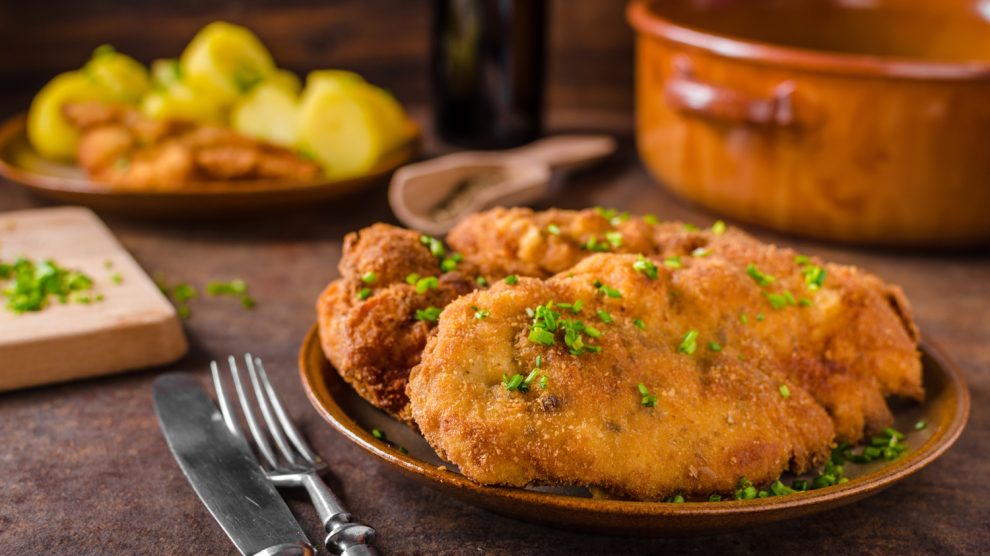 csodálatoos karaj rántott hús szépen tálalva vintage