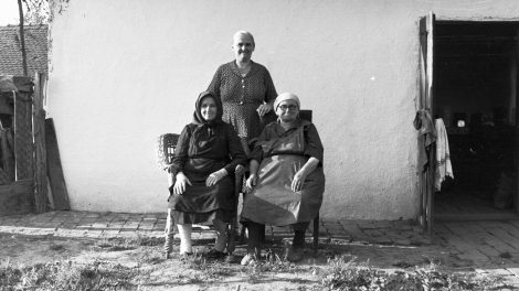 régi fortepanos kép falun asszonyok