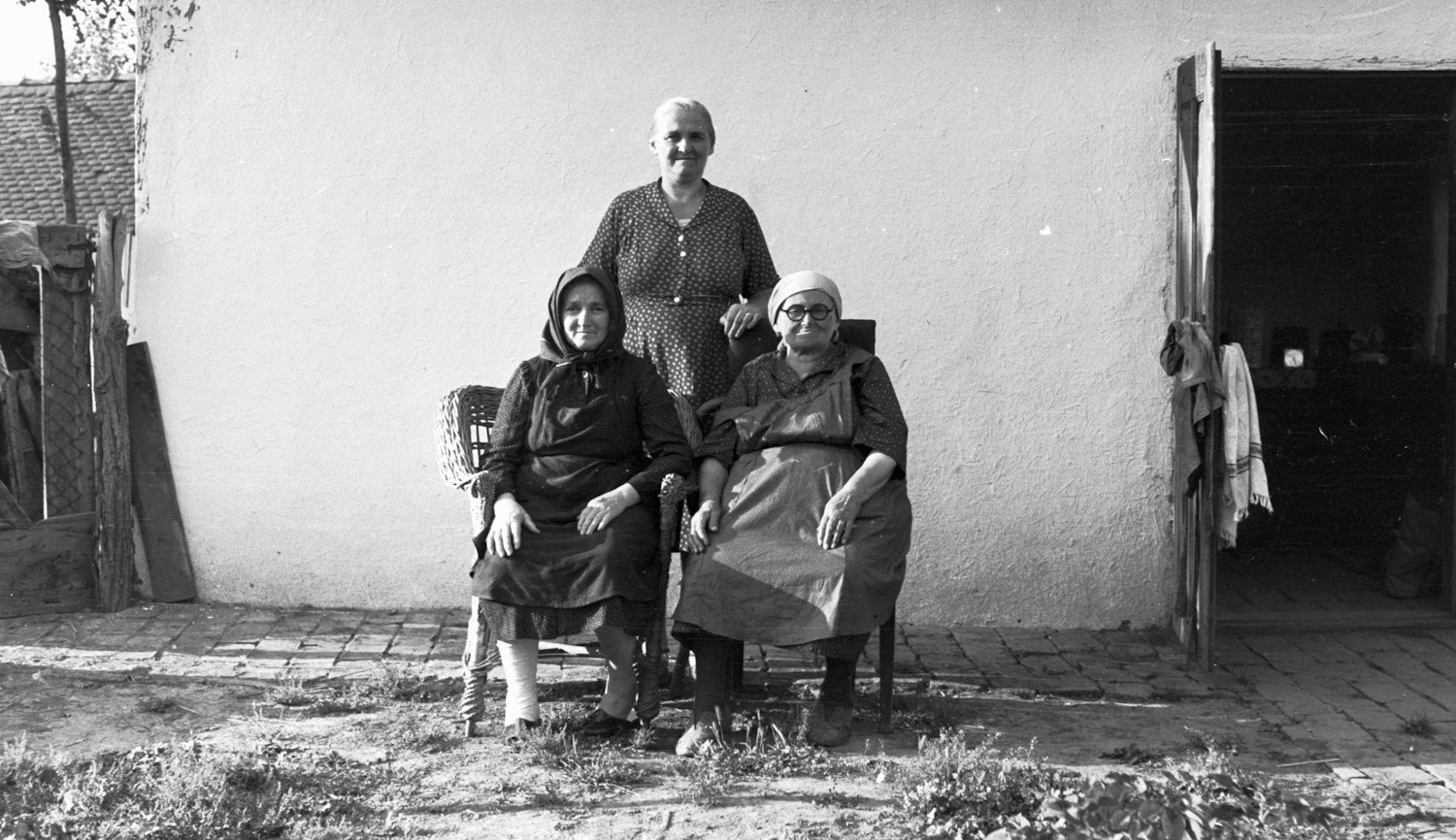 régi fortepanos kép falun asszonyok