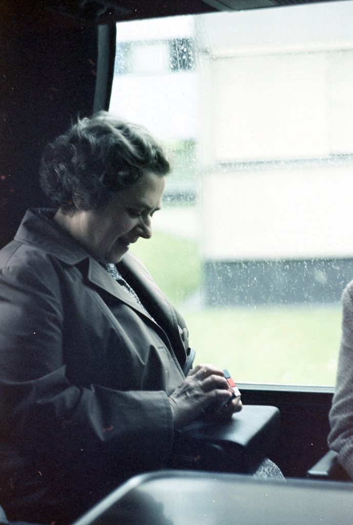 nagymama rubik-kockával játszik a vonaton