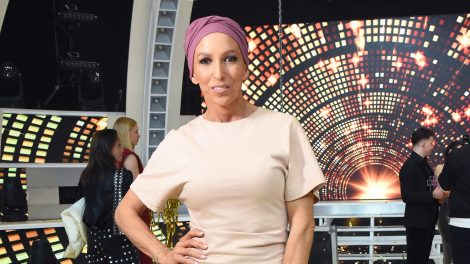 rubint réka kopaszon kendővel a fején