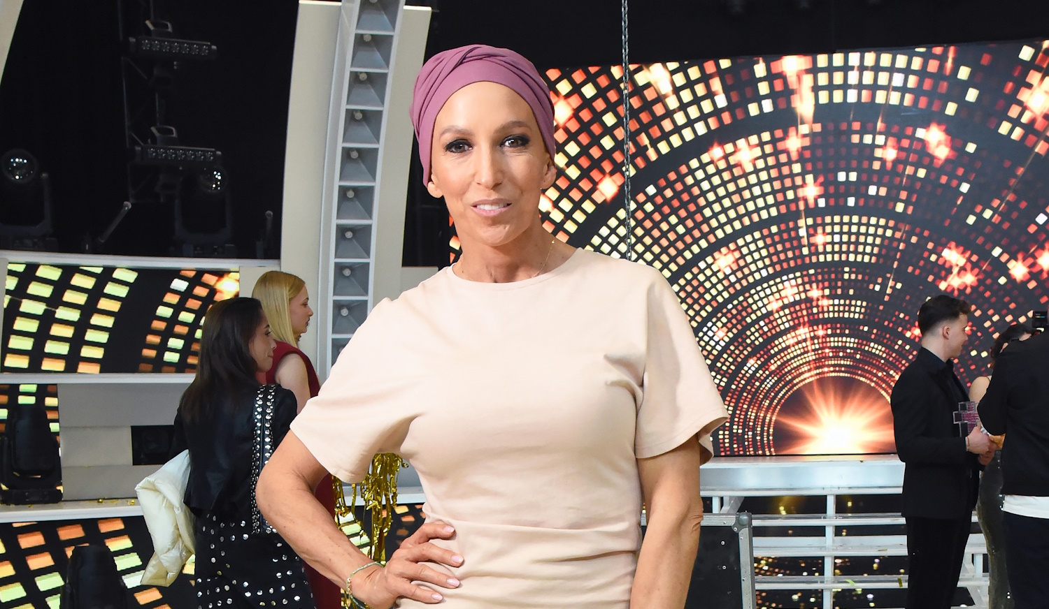 rubint réka kopaszon kendővel a fején