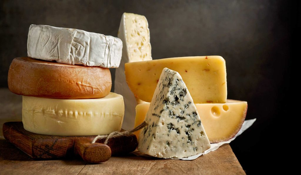 sajtok egymásra téve a konyhapulton