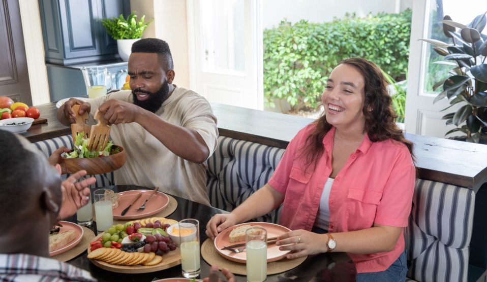 jó hangulatú baráti társaság sarokgarnitúrás konyhában uzsoonnázik