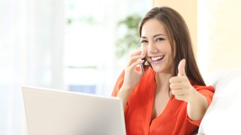 Nő telefonál és mutatja, hogy minden rendben