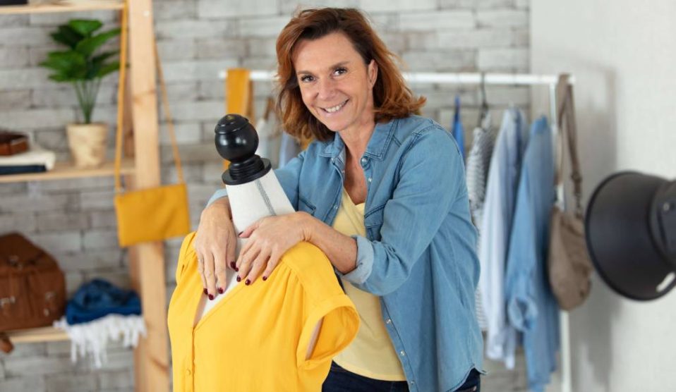 Nő sárga felsővel