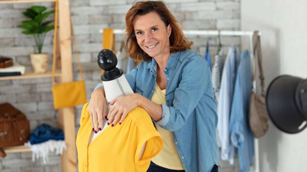 Nő sárga felsővel