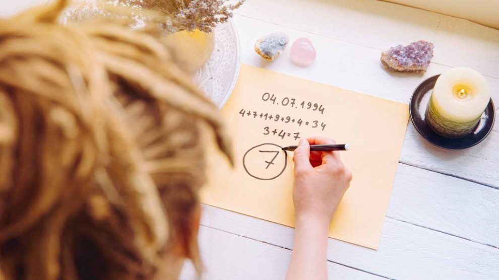 Nő papíron számolja, melyik személyes évében van