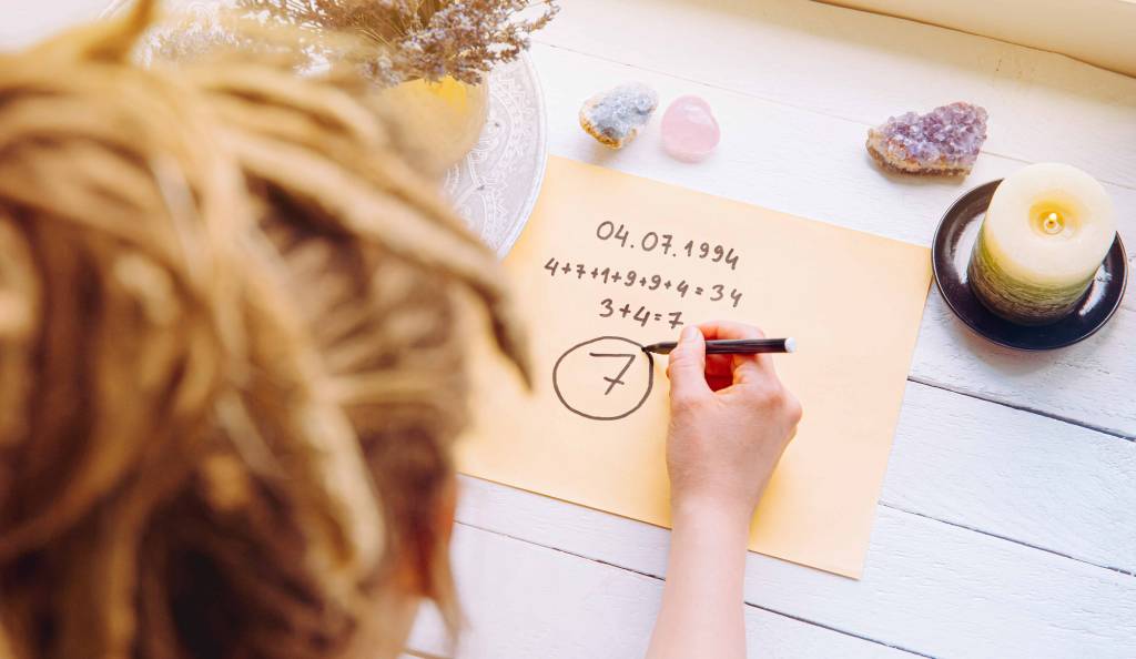 Nő papíron számolja, melyik személyes évében van