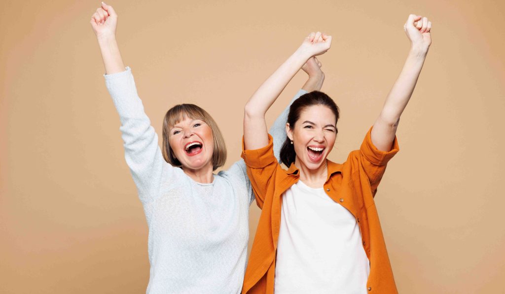 két nő anya és lánya nagyon örülnek