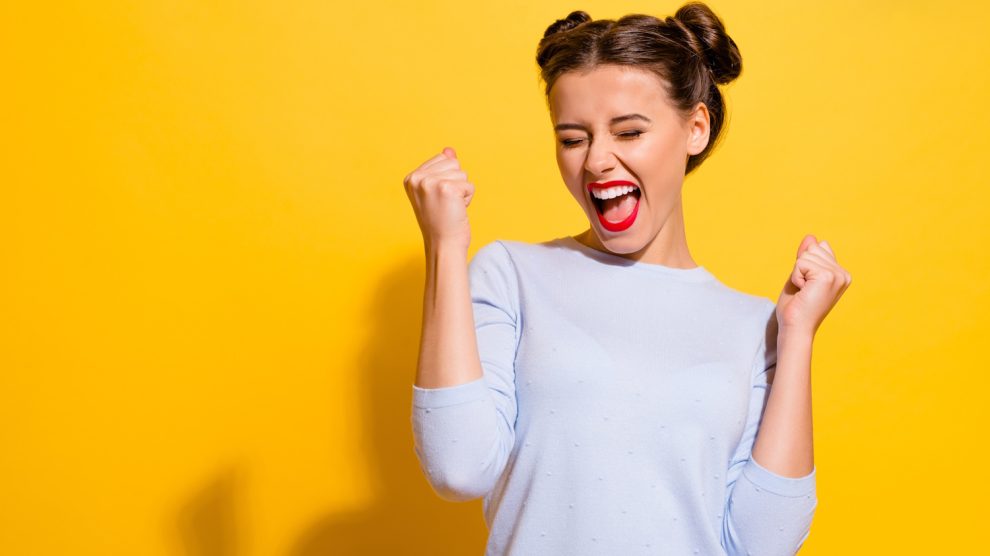 Egy lány nagyon örül