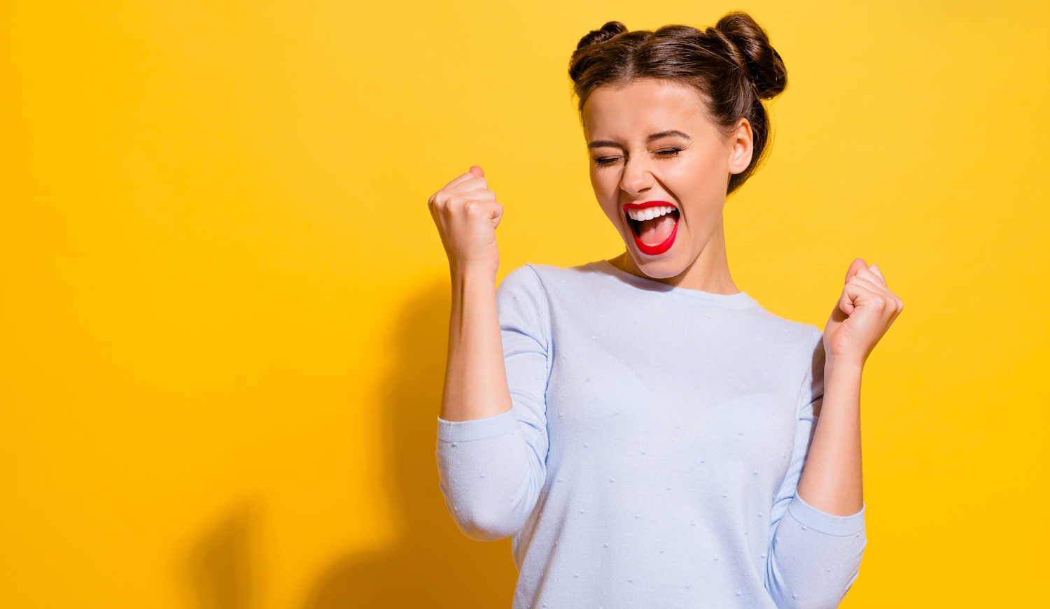 Egy lány nagyon örül