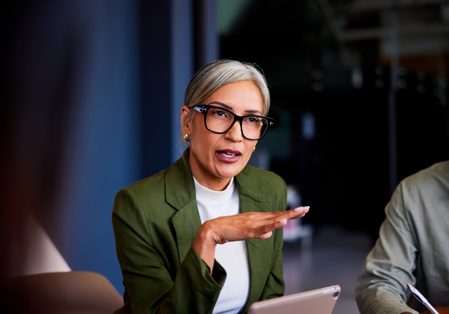 Egy nő magyaráz a munkahelyén