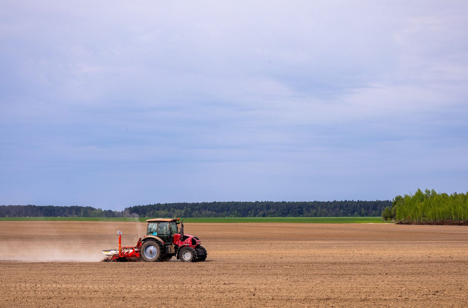 Szántóföldet művel egy traktor
