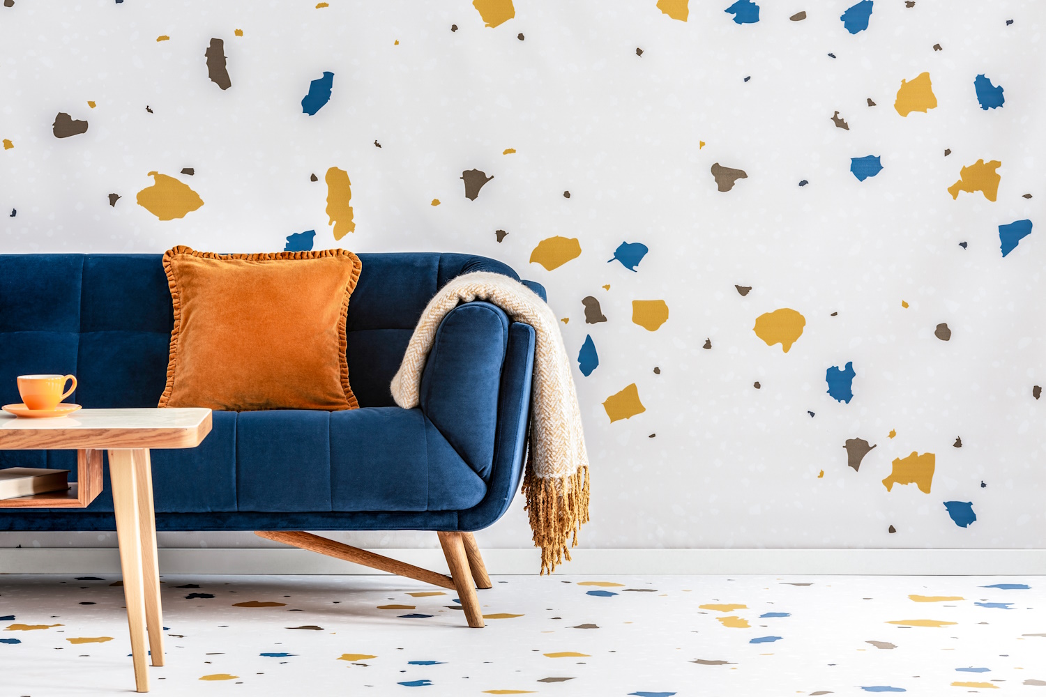 terrazzo falon és padlón kék-sárga modern enteriőr