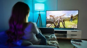 nő tévét néz otthon a nappaliban este