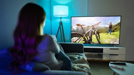 nő tévét néz otthon a nappaliban este