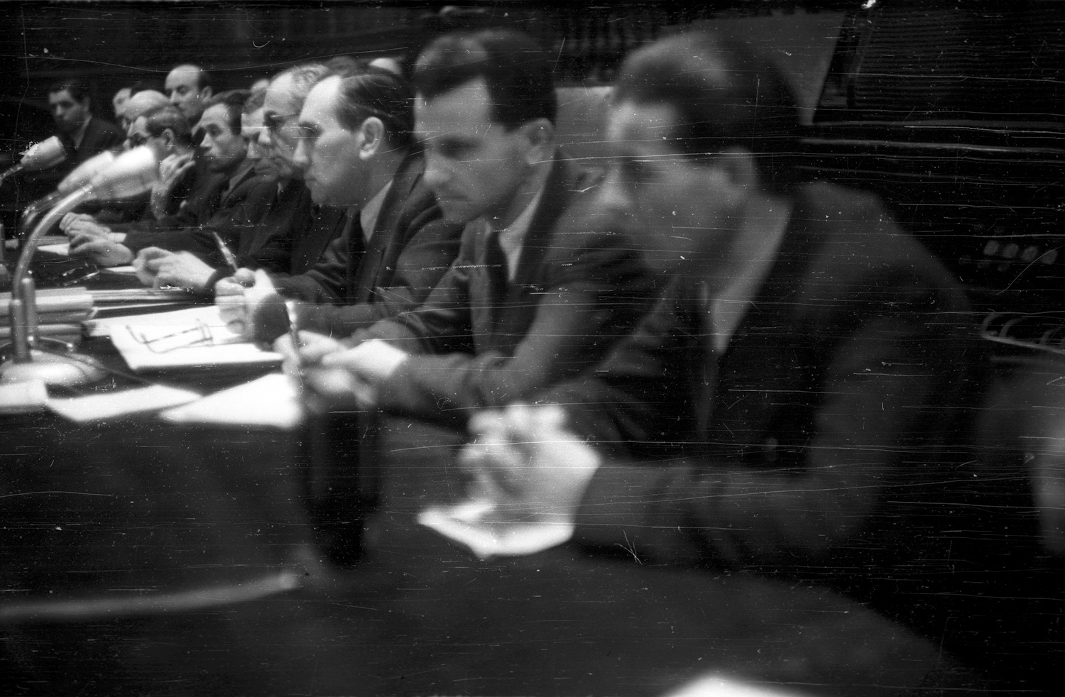 Férfiak ülnek a tárgyaló teremben