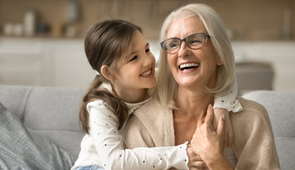 Egy nagymama és az unokája nevetnek
