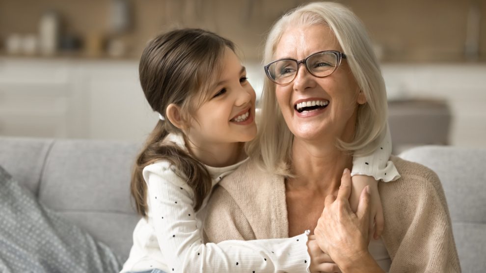 Egy nagymama és az unokája nevetnek