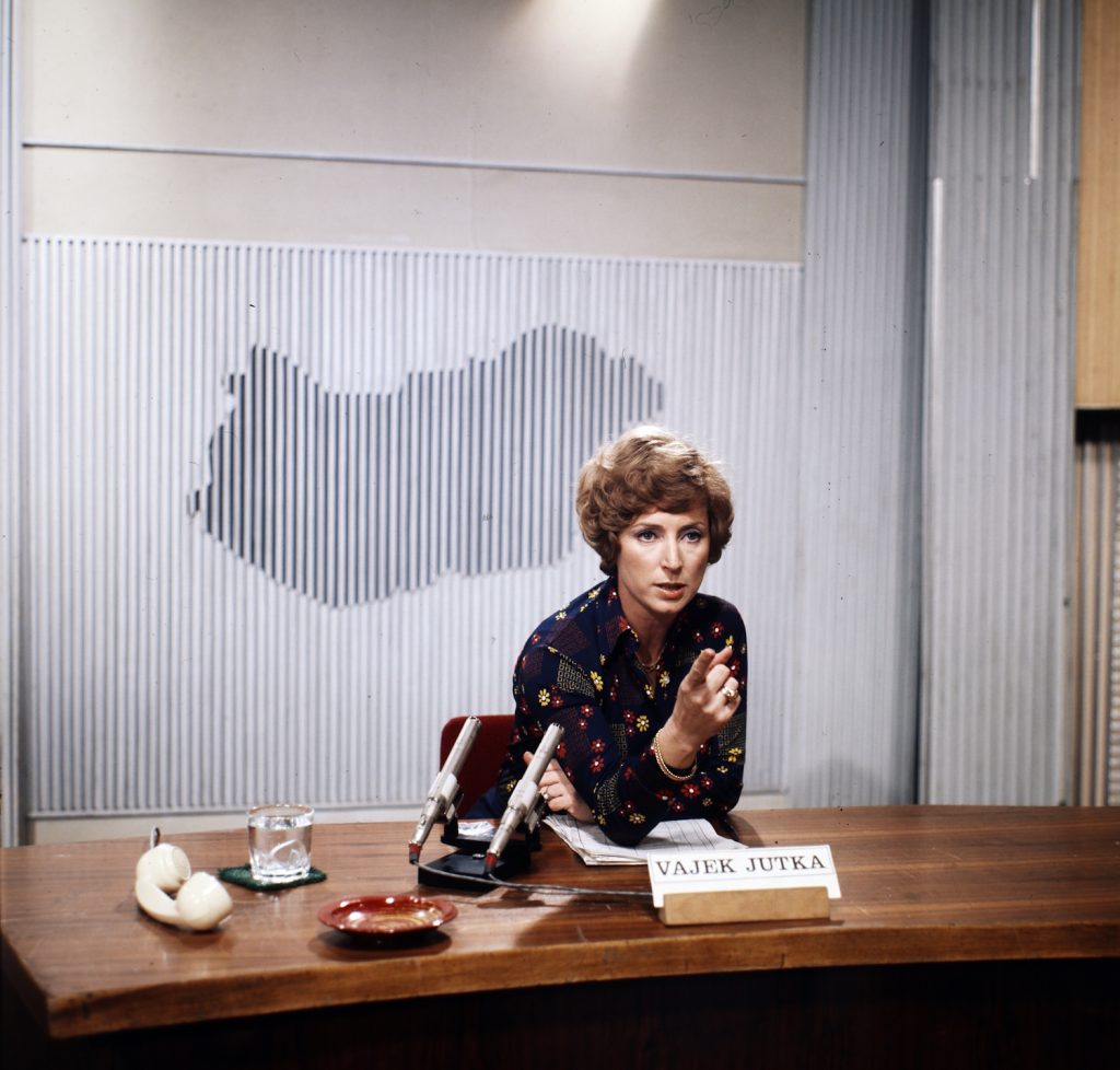 1976. a MTV TV-Híradó stúdiója, Vajek Jutka riporter