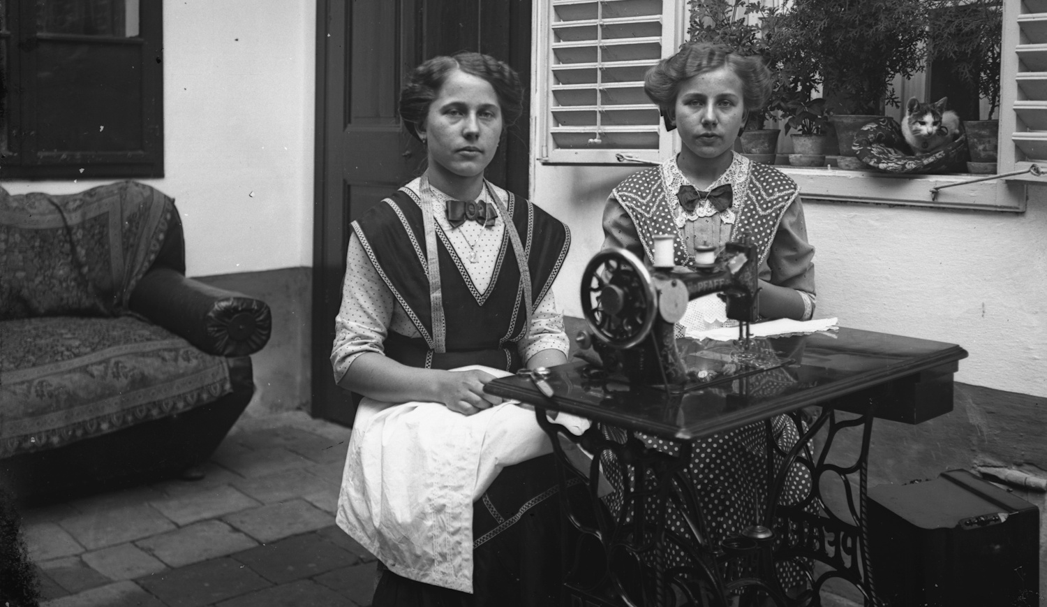 Két nő ül a varrógép előtt